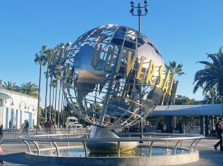 Dive Into the Movies! Universal Studios Hollywood Must-Dos & Brutally Honest Restaurant Review.