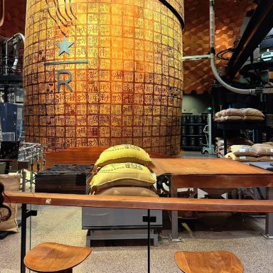 世界一忙しいスタバに潜入！巨大な銅製キャスクが圧巻すぎた。 | Trip