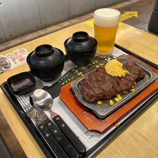 地址:岩盤牛扒 ミディアムレア ステーキ (新領域廣場) (荃灣)
荃灣西樓角路1-17號新領域廣場1樓102號舖

特色:日本菜 牛扒 鐵板燒

人均價格:$51-100

評價:
食物賣相好靚 好吸引 味道都ok 不過不失
牛扒揀咗牛柳 好厚身啖啖肉 肉質唔錯七成熟
生蠔都好新鮮 鹹香海水味 都算Creamy

