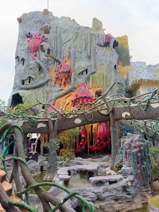 I Couldn’t Believe My Eyes! Is This Real? You Can Even Stay at Da Lat’s Surreal Crazy House 🏰