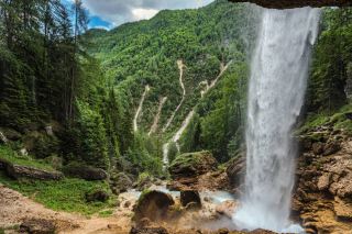 斯洛文尼亞絕美瀑布：佩里奇尼克瀑布（Peričnik Falls）探險 