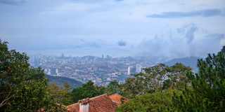 Easy roaming on the Penang Hill Cable Car 🚠⛰️
The Penang Hill (Bukit Bendera) cable car has a history of over a hundred years and has been operating since 1923! Riding on this cable car, you can easily climb to the top of the flag-raising summit at an altitude of 735 meters (2,411 feet) in about 5 minutes, without having to walk until you are out of breath😆.
Located in the central part of the Malaysian island of Penang, Penang Hill is a rolling, ultra-densely vegetated highland consisting of many hills, about 9 kilometers from downtown George Town. When you reach the top of the mountain, the view is super wide, overlooking the Penang Strait and the magnificent view of Seberang Perai 🥰, and there are two temples: one is a Hindu temple and the other is a Muslim temple, feel the multicultural atmosphere on the top of the mountain!
After strolling around Penang Hill, taking pictures of the beautiful scenery and taking pictures, we then took the cable car down the mountain and returned to the George District to continue our fun. This relaxing itinerary is really suitable for friends who want to slowly relax up and inhale oxygen ~
I recommend you have time to experience this century-old cable car and nature Combo in Penang! October is more light rain, remember to bring an umbrella, the sky is not bad, overlooking the panoramic view of Georgetown.