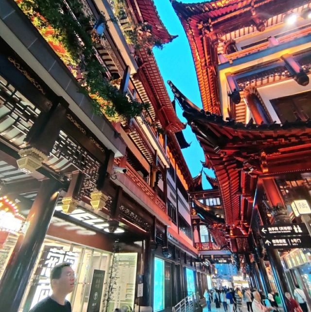 Yu Garden and its vibrant Surroundings 💫