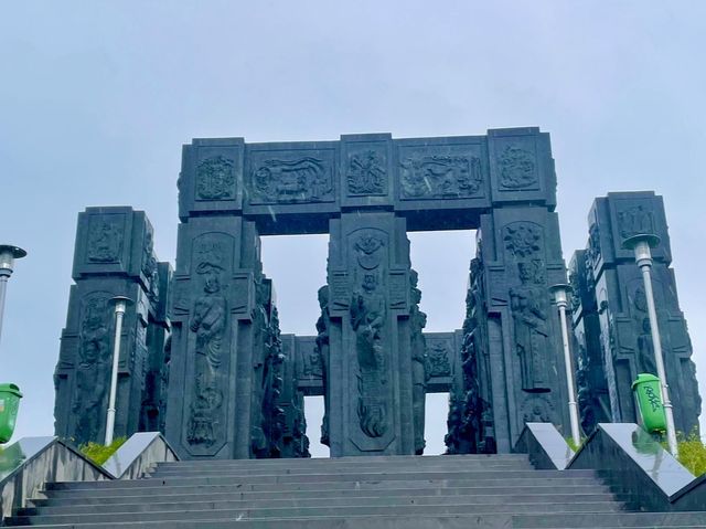 【ジョージア🇬🇪/黒く巨大なモニュメント『ジョージアのクロニクル 』】