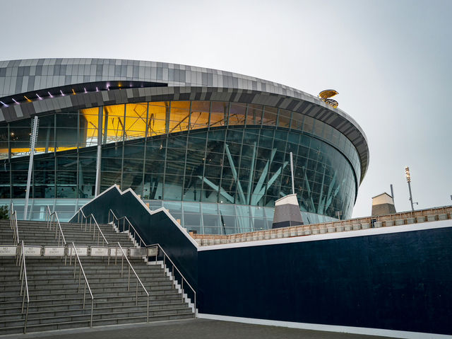 Tottenham Hotspur Stadium: London’s Futuristic Football Fortress ⚽