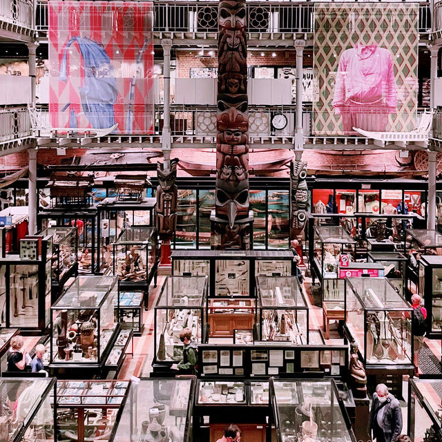 🎒🔍 Discover Oxford’s Free Pitt Rivers Museum! 🇬🇧✨