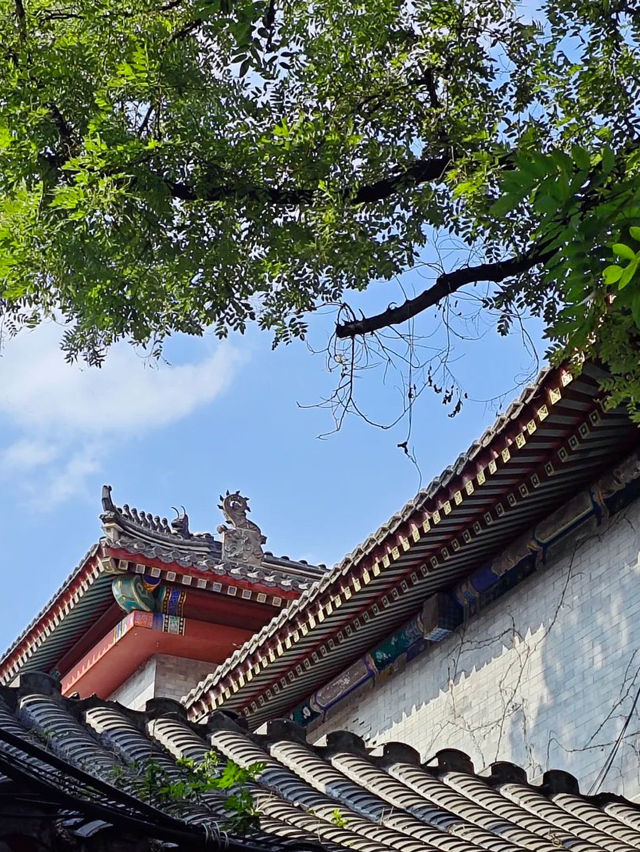 Rickshaws, Reflections, and Rooftops — A Stroll Through Shichahai