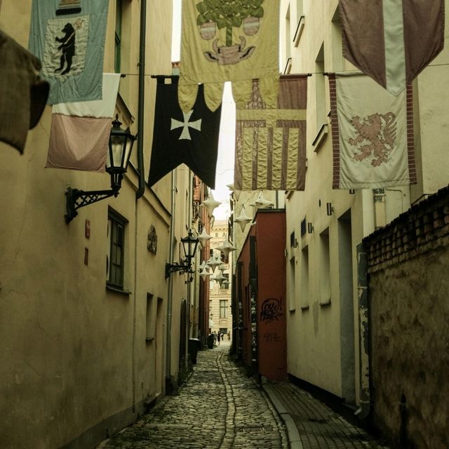 Riga’s Old Town Alleys — Where Time Slows Down 🕰️🌸