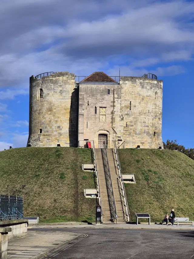 🍁 Clifford’s Tower, York – Golden Views Above the Ancient City 🏰 