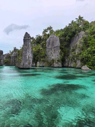 A place where fantastic cliffs rise from the sea – Yapap Lagoon #Yapap in the Raja Ampat archipelago #rajaampat #misool
Welcome to another heavenly lagoon – Yapap, located 10 minutes by speedboat from Misool Island.
Fly into Sorong, then take the high-speed ferry to Misool Island, where accommodation is easy to find and from where you'll be transported to many similar paradises.