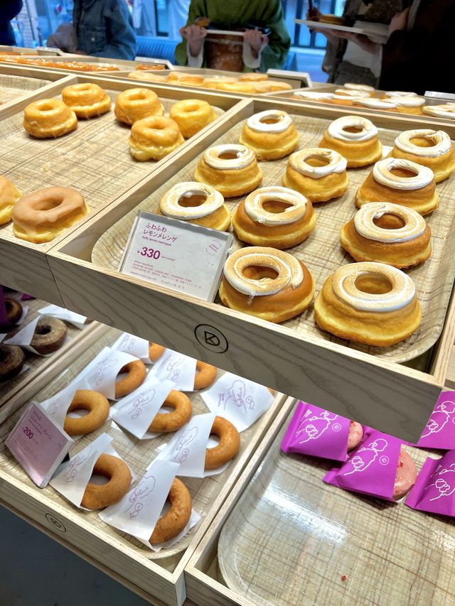 素材にも店内デザインにもこだわり満載のドーナツ店