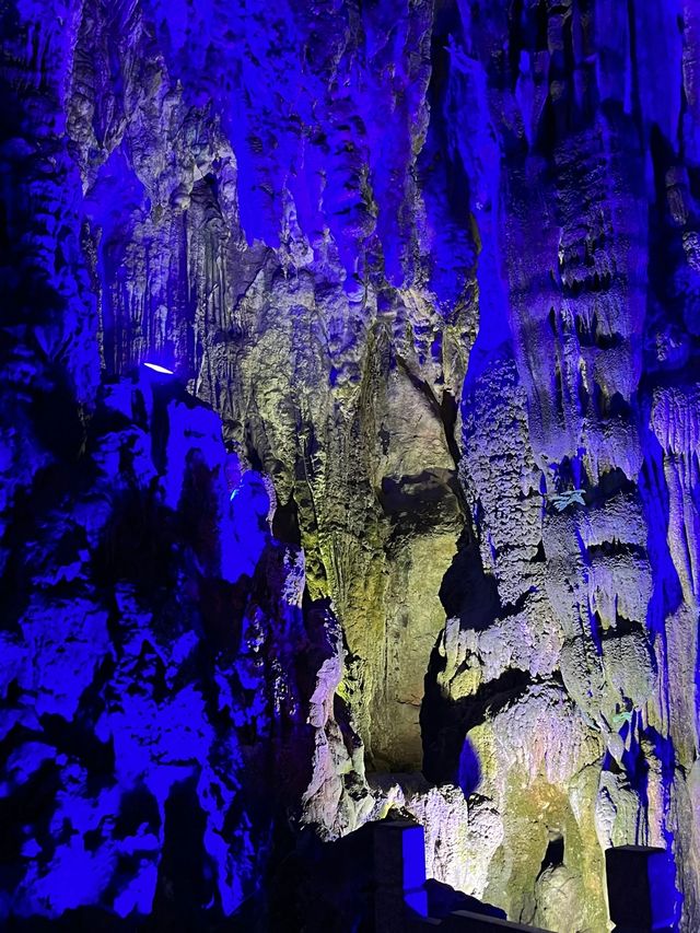 桂林荔浦銀子岩溶洞，看鐘乳石