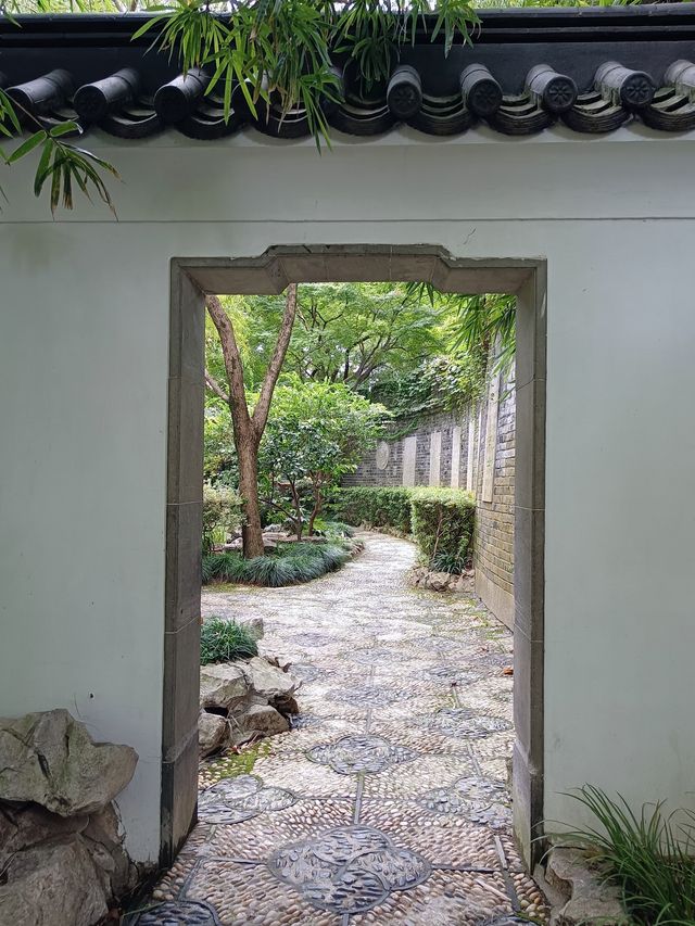 繁華靜安寺，幽靜八景園