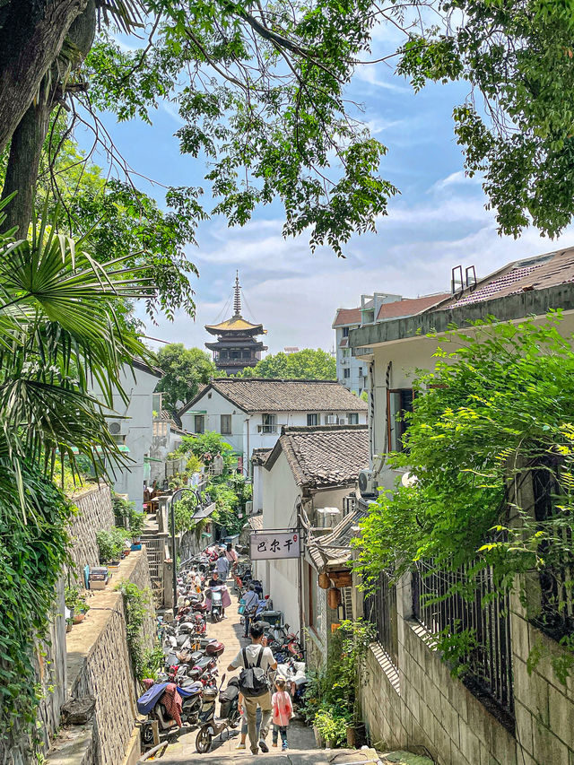 Since we're already here, why not dine at the neighboring old alley for some Hangzhou cuisine?