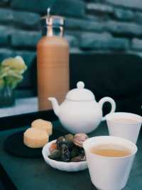 In the "unfamous" Imperial City Root Temple, savoring tea, viewing exhibitions, and practicing yoga.