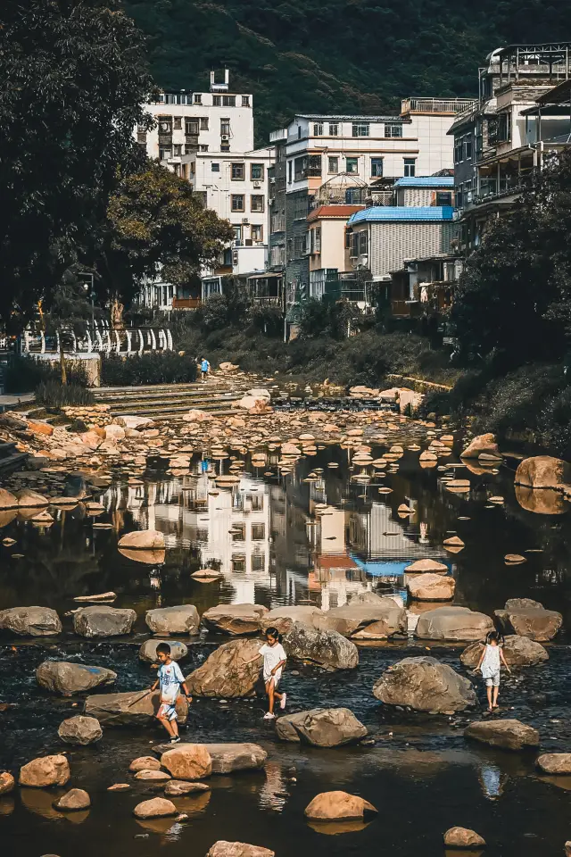 The slow lifestyle in the small town at the foot of the mountain in Shenzhen