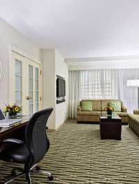 🌟✈️ Louisville's Luxe Lodgings: Marriott Downtown Scoop! 🏨🍽️