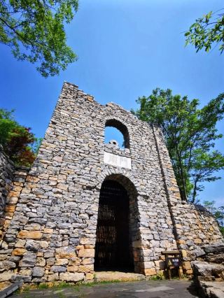 Walk into the Spring and Autumn Village in Nanzhang to experience the ancient village style and see the perfect integration of history and nature!