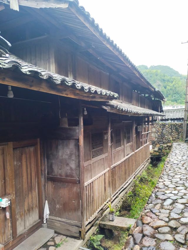 浙江古村落自駕遊～雪溪胡氏大院 胡氏大院位於溫州市泰順縣雪溪鄉橋西村石門樓，建於清道光十二年至同治十。