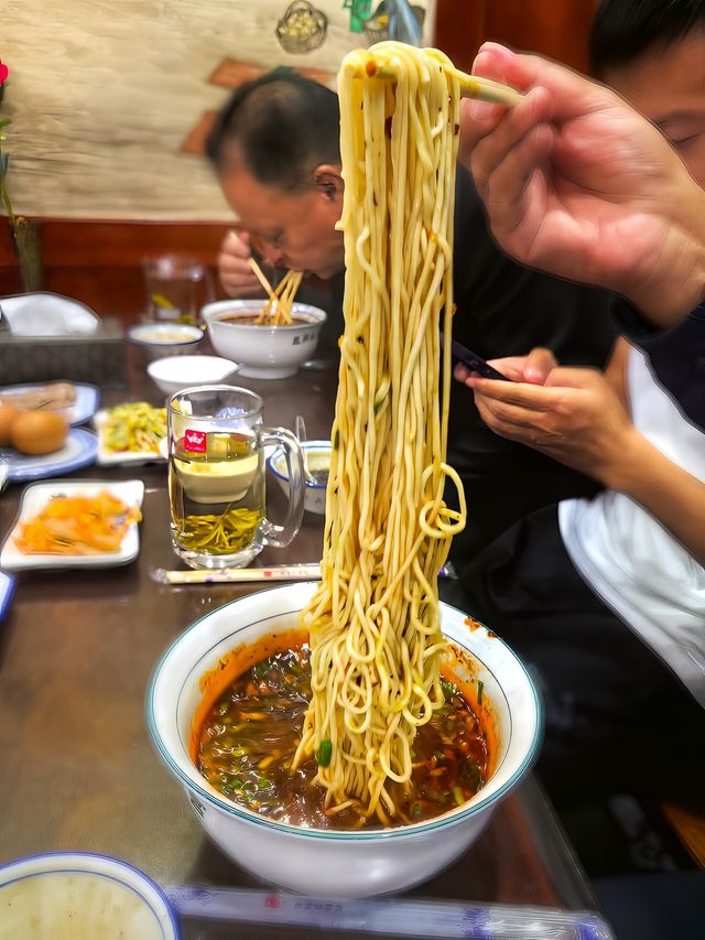 品嚐地道蘭州牛肉麵。