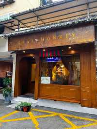 峨眉旅遊｜在東門小吃街吃完小吃，轉個彎就來這家復古咖啡室打卡！。