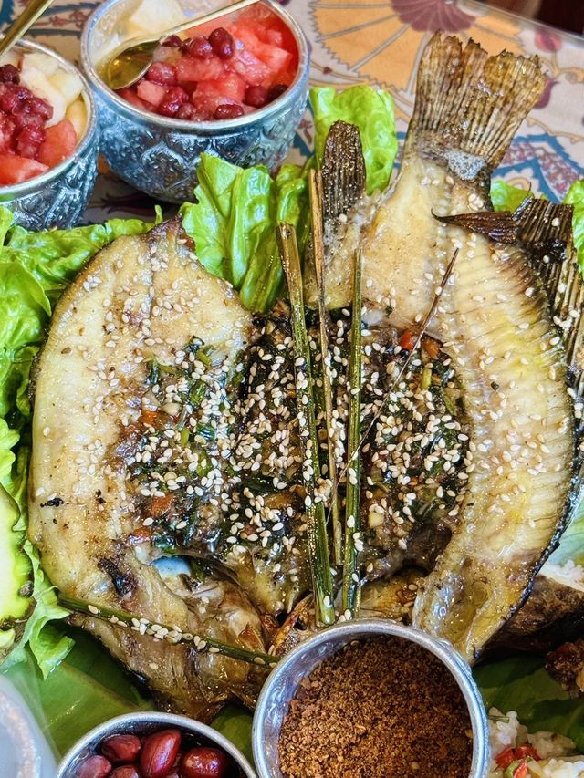 來西雙版納旅遊，怎麼能錯過當地的特色美食呢？今天就給大家推薦一家超棒的餐廳——雲雀金灣·傣家孔雀宴手。