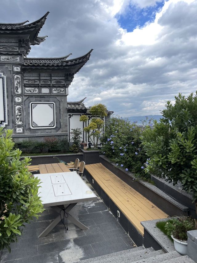 來大理！旅遊！住宿！酒店坐落於美麗的蒼山腳下！正對洱海，地理位置特別好，去哪裡都很方便，可以租車。