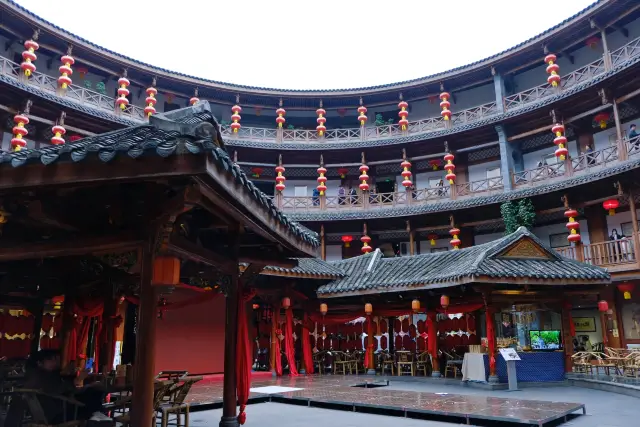 Let's go to Chengdu to see the Tulou!