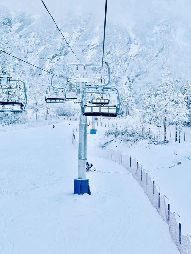 滿屏雪山霧凇的滑雪場