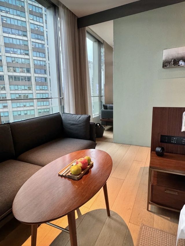 上海素凱泰酒店，溫馨舒適，位於威海路，鄰近地鐵2號線、12號線和13號線，交通便利。