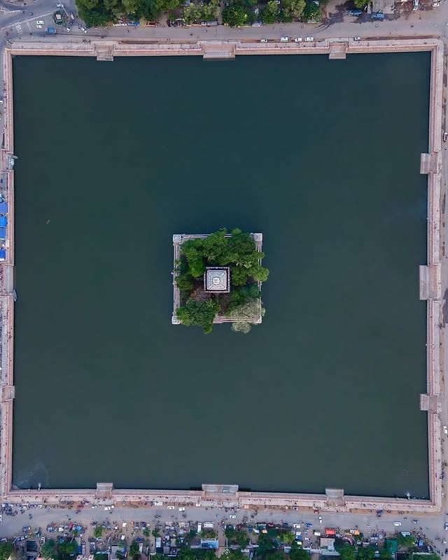 萬達拉加魯東寺——池塘中央的神聖殿堂 