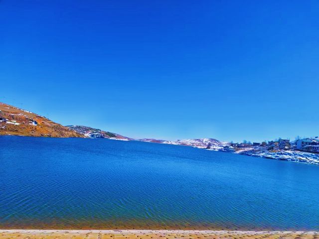 昭通有個奇特嘅地方，山巒景色秀麗，雲霞互相依偎