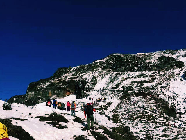 四川省著名雪山推薦：牛背山。非常適合拍照打卡看日出遊玩！