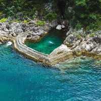 🌊香港隱世「海洋之心」！心形泳池+玻璃海，打卡露營一應俱全