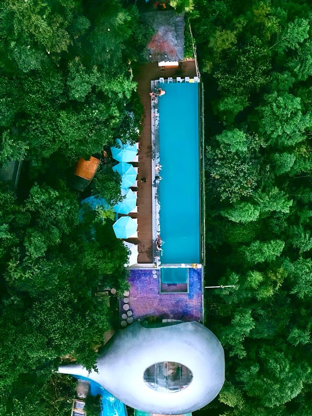 太仙了！湖南莽山公園民宿，懸崖邊浸溫泉