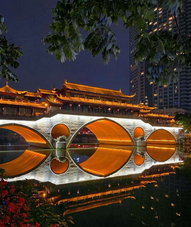 有人喺夜色下嘅九眼橋嗎？