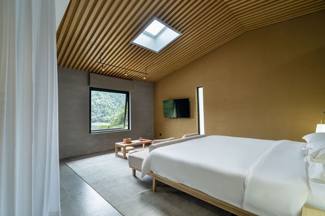喺山野嘅褶皺裏面 藏咗一夜好眠