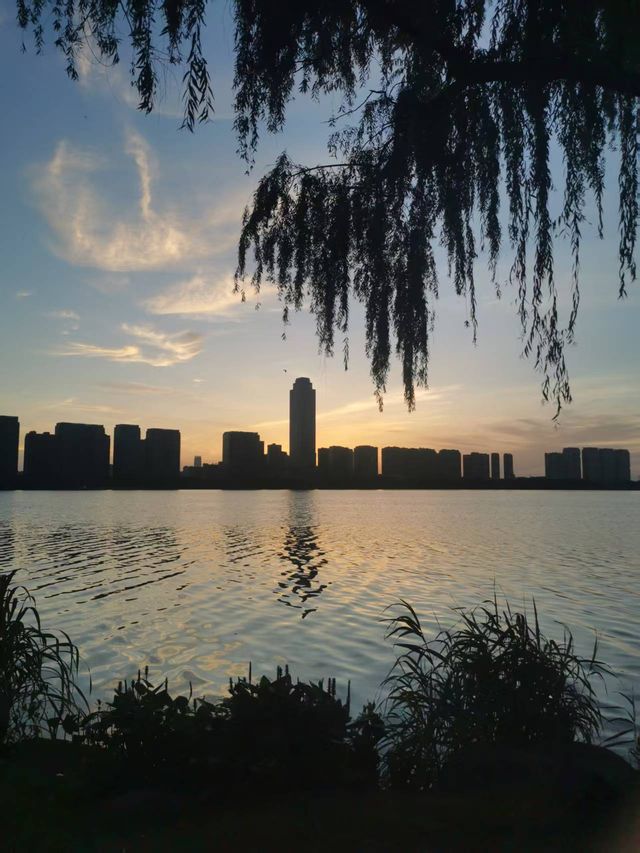 拂曉瓜渚湖，一筆江南韻