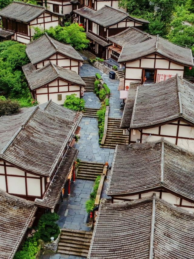 雨霧燈籠映仙山，呢度將詩詞入面嘅浪漫全部搬入現實