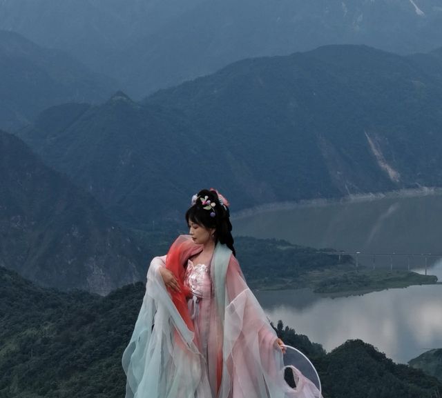 喺25℃嘅山頂雲端  睇日出追晚霞
