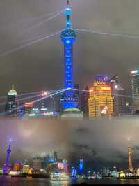 雨幕輕拂外灘夢，邂逅魔都夜上海的浪漫詩篇