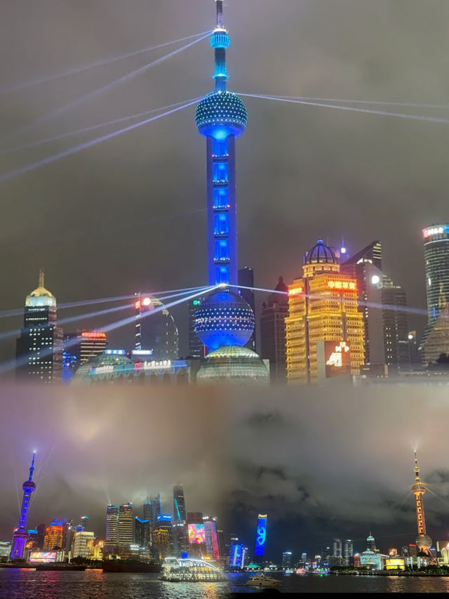 雨幕輕拂外灘夢，邂逅魔都夜上海的浪漫詩篇