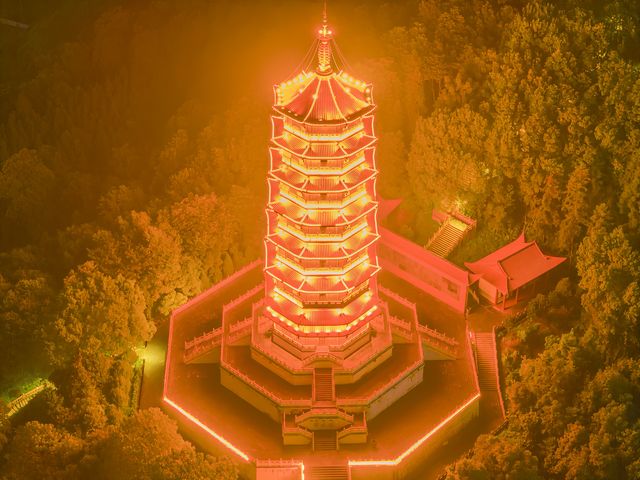 定南布衣塔打卡影相，夜景影出嚟好靚