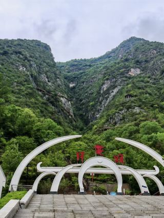 銀輝秘境：月亮洞的奇幻光影