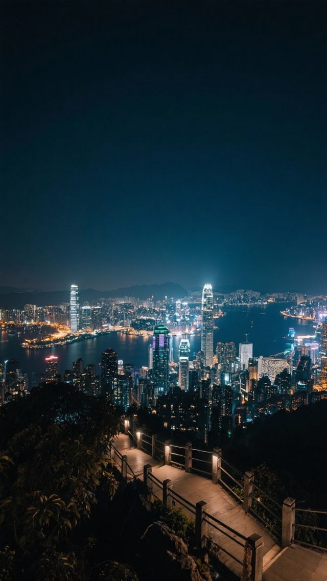 國慶不去人擠人，我在香港山頂看全城為中國打Call