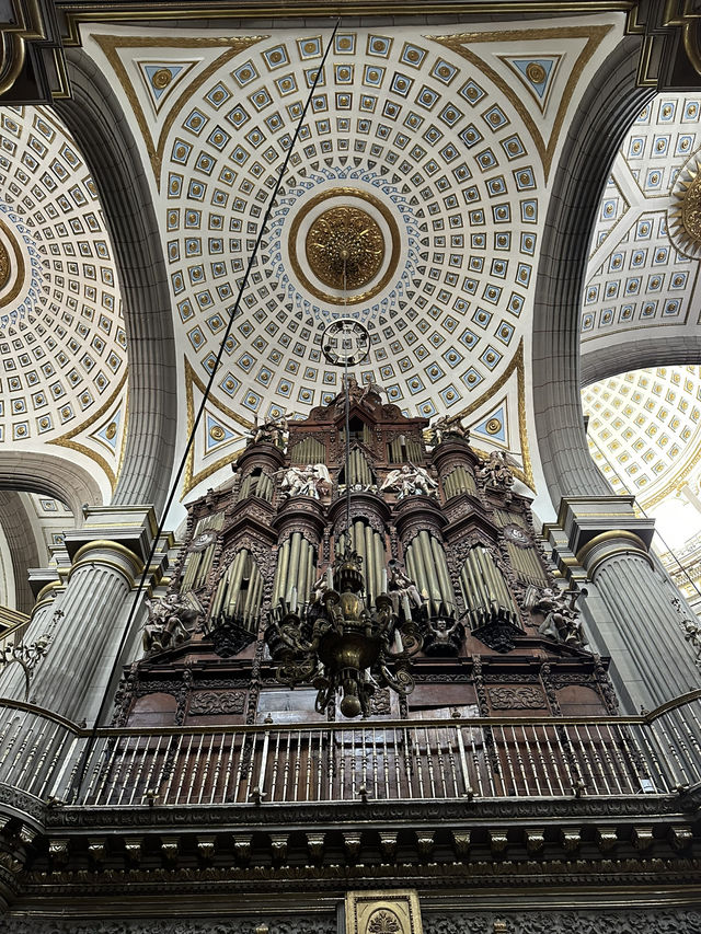 🏛️ Catedral de Puebla: La Joya Dorada que Toca el Cielo