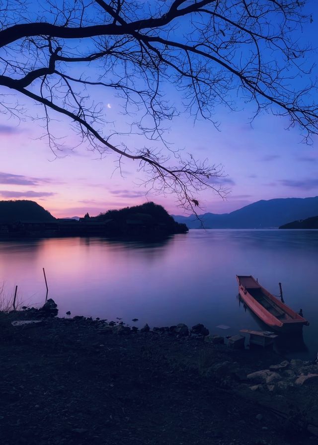 晨霧中的瀘沽湖，太美了