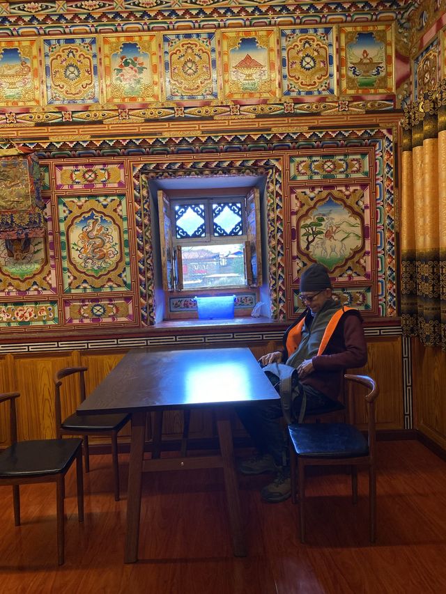 甲根垻的美，已是網絡廣為流傳的存在，而在甲根垻遇見饒崗嶺民宿夫妻更是美好的意外，濃醇香的酥油茶讓我一