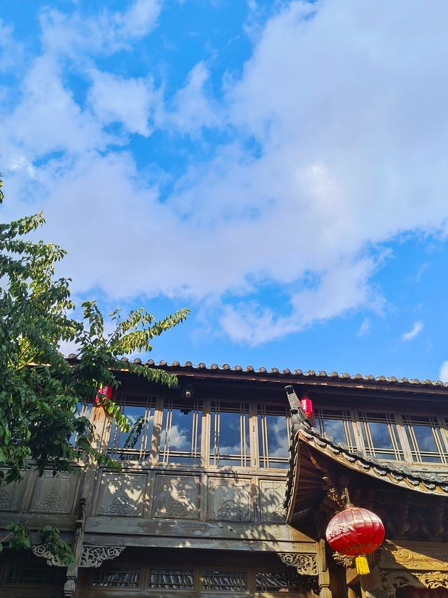在麗江古城博興雲社，陽台的三角梅開著