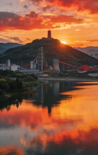 Hongtashan Overlooking the City at Dawn and Dusk